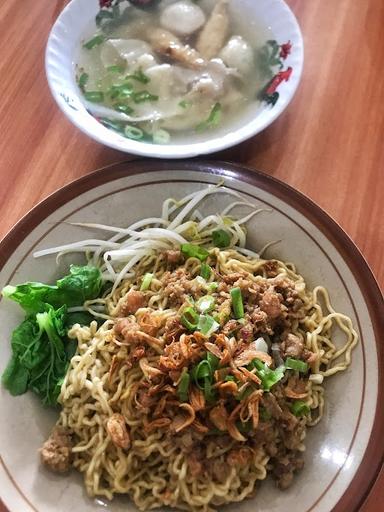 https://horego-prod-outlets-photos.s3.ap-southeast-3.amazonaws.com/horego.com/pagedangan/restaurant/noodle-yummy-bakmi-bangka/review/thumbnail/af1qipmpwt6nnnulpocwfl61vthlecq0vf7jttagn-bn.jpg