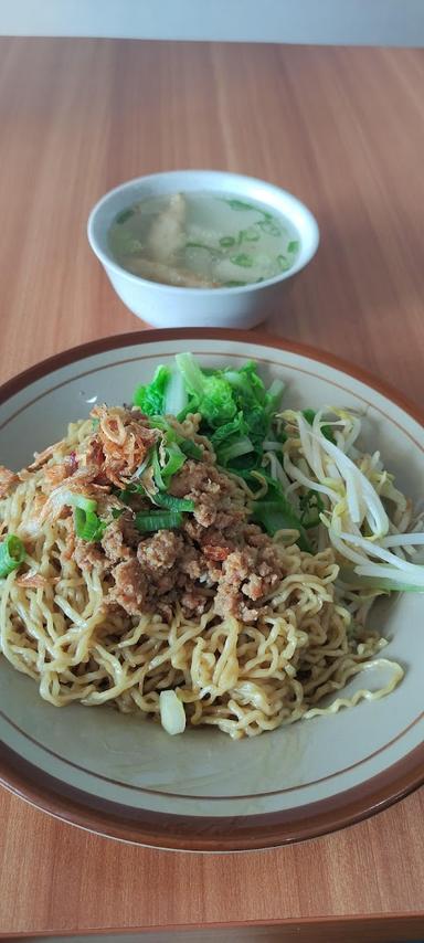 https://horego-prod-outlets-photos.s3.ap-southeast-3.amazonaws.com/horego.com/pagedangan/restaurant/noodle-yummy-bakmi-bangka/review/thumbnail/af1qipoohczyipguxettg6oz-mfcq_zrqf5eu0xn5dpe.jpg