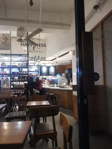 https://horego-prod-outlets-photos.s3.ap-southeast-3.amazonaws.com/horego.com/palmerah/restaurant/j-co-donuts-coffee-slipi-jaya/review/thumbnail/af1qipp7ghrrngniyka9ajhhmffqg_zeqkhybvmbsb9h.jpg