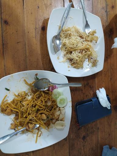 https://horego-prod-outlets-photos.s3.ap-southeast-3.amazonaws.com/horego.com/palmerah/restaurant/mie-aceh-aby/review/thumbnail/af1qipnoftu_kemcxoggdnm4dz66igl0ehzajmrt0zvh.jpg