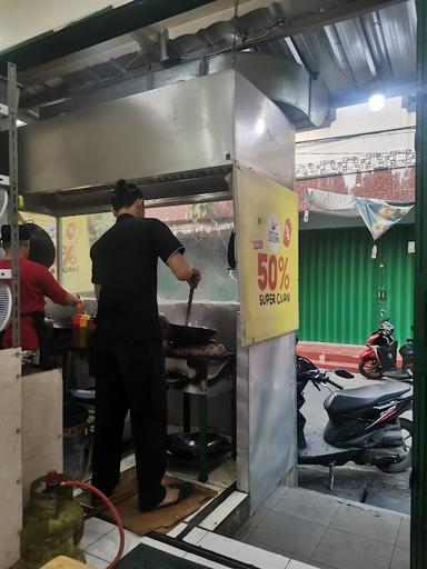 https://horego-prod-outlets-photos.s3.ap-southeast-3.amazonaws.com/horego.com/palmerah/restaurant/nasi-goreng-legend-binus-syahdan/review/thumbnail/af1qipnmmrowmnmeu3hfkvkx-76frrs7vss0qwzmqbbl.jpg