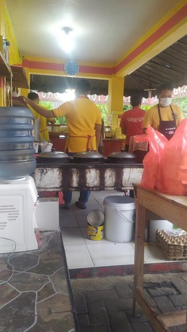 https://horego-prod-outlets-photos.s3.ap-southeast-3.amazonaws.com/horego.com/pamulang/restaurant/martabak-top-bandung-mas-darman-griya-jakarta/review/thumbnail/AF1QipNJ6sY-pERq37qwnSb0VLAwB2_ND7N9W55tPbUQ.jpg