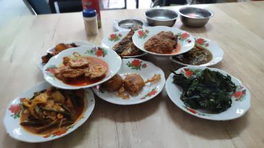 https://horego-prod-outlets-photos.s3.ap-southeast-3.amazonaws.com/horego.com/pamulang/restaurant/rm-padang-novi-jaya/review/thumbnail/af1qipoasd8jsypnbus9ll8onyljfnfue7qxckiq2v1b.jpg