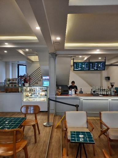 https://horego-prod-outlets-photos.s3.ap-southeast-3.amazonaws.com/horego.com/pancoran-mas/coffee-shop/phil-co-coffee-shop-cafe-depok-co-working-space/review/thumbnail/horego-90998153.jpg