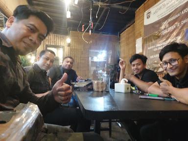 https://horego-prod-outlets-photos.s3.ap-southeast-3.amazonaws.com/horego.com/panyileukan/cafe/kedai-kopi-lereng-tanggul/review/thumbnail/af1qippoypzdvqwkvmqb8caplnpfunyac6ncaxvsavow.jpg