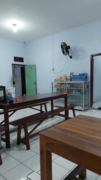 https://horego-prod-outlets-photos.s3.ap-southeast-3.amazonaws.com/horego.com/pedurungan/restaurant/ayam-penyet-bu-sri-gemah-raya/review/thumbnail/af1qiponkkribz2kmsj-ndyhu39kwkeyo93q6ldlru0q.jpg