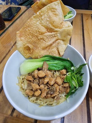 https://horego-prod-outlets-photos.s3.ap-southeast-3.amazonaws.com/horego.com/pekalipan/restaurant/bakmi-nyonya/review/thumbnail/af1qipnyc-atkvvecu51epp7i7igd5xui03ub6n5h566.jpg