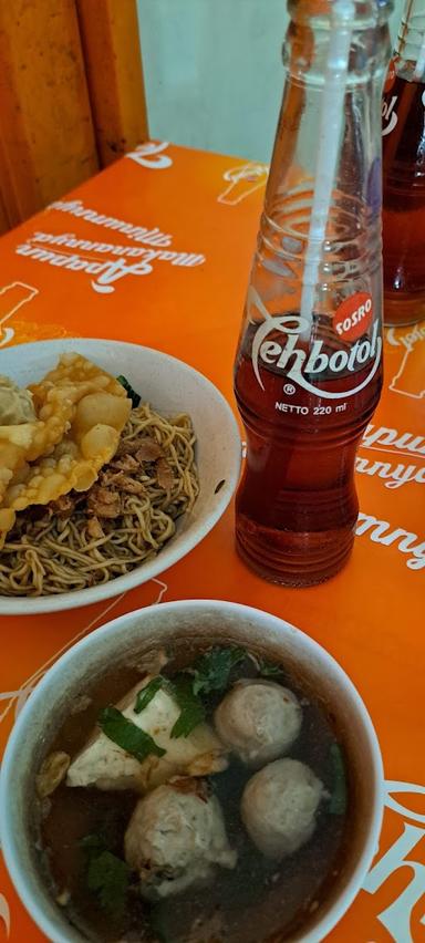 https://horego-prod-outlets-photos.s3.ap-southeast-3.amazonaws.com/horego.com/pekalipan/restaurant/mie-yamien-h-suwandi/review/thumbnail/af1qipntv5zkthd2kz4k20z4rykcdhssfhnsztuoo9vg.jpg