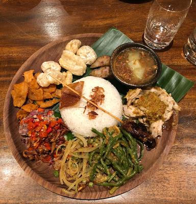 https://horego-prod-outlets-photos.s3.ap-southeast-3.amazonaws.com/horego.com/penjaringan/restaurant/made-s-warung-pik/review/thumbnail/af1qipm_h9ew2a2ip0q7hmidozgpucrnqttvoakfn-uw.jpg