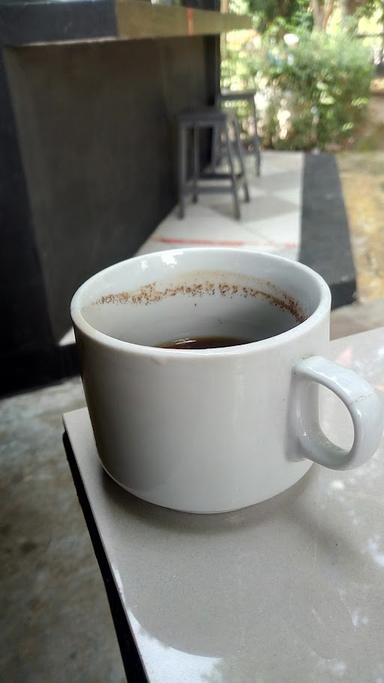 https://horego-prod-outlets-photos.s3.ap-southeast-3.amazonaws.com/horego.com/pesanggrahan/cafe/flat-earth-coffee-society/review/thumbnail/af1qipph0ymat14ctkq3ic6838y6qgx1azu9zapkzpzk.jpg