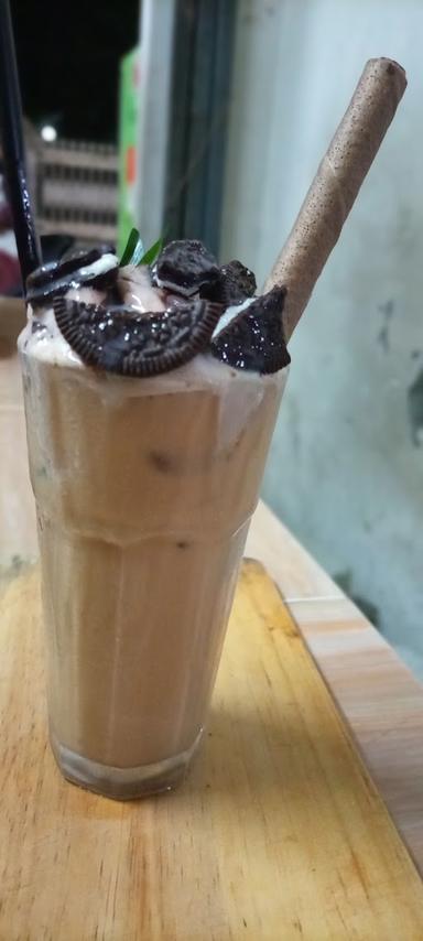 https://horego-prod-outlets-photos.s3.ap-southeast-3.amazonaws.com/horego.com/pesanggrahan/coffee-shop/warkop-d-palem-coffee/review/thumbnail/af1qipmvu8jtl_bgfmoqzb8mspc6bgoxtia1up8mdgw.jpg