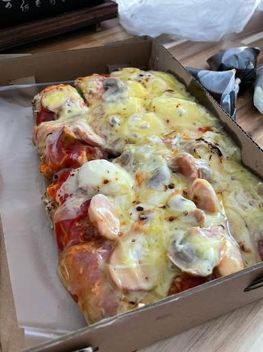 https://horego-prod-outlets-photos.s3.ap-southeast-3.amazonaws.com/horego.com/pesanggrahan/restaurant/martabak-pizza-orins/review/thumbnail/af1qipopvfnev8yt6wwihdlx2e5ye5z8-xbxkmk99_tm.jpg