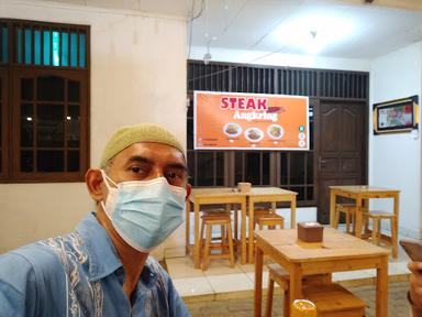 https://horego-prod-outlets-photos.s3.ap-southeast-3.amazonaws.com/horego.com/pesanggrahan/restaurant/steak-angkring/review/thumbnail/af1qipmjw-vof55hrmgb-668te4yc7334p0aoqpw3tmf.jpg