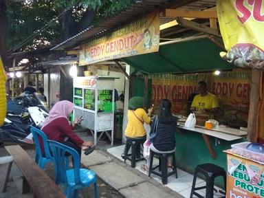 https://horego-prod-outlets-photos.s3.ap-southeast-3.amazonaws.com/horego.com/pinang/cafe/warung-nasi-tutug-oncom-kang-eddy-gendut/review/thumbnail/AF1QipPILTg87FHTnC9hlkVirsnP1_Pvv6KasCZFJ0d_.jpg