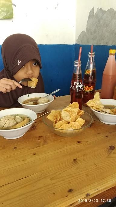 https://horego-prod-outlets-photos.s3.ap-southeast-3.amazonaws.com/horego.com/pinang/restaurant/bakso-bakwan-malang-arema/review/thumbnail/af1qippte9nsz8bwb3ocgdtff1njnxfb5mlogbl90id7.jpg