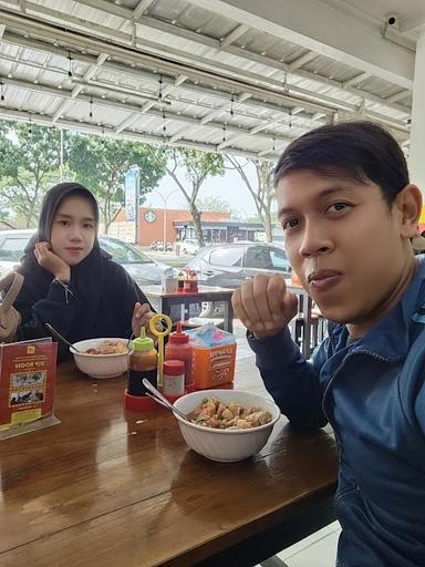 https://horego-prod-outlets-photos.s3.ap-southeast-3.amazonaws.com/horego.com/pinang/restaurant/bakso-kota-cak-man-graha-raya/review/thumbnail/af1qipnopl4m3lxg76saue3i7rbe5gtynlr4r81xa_mj.jpg