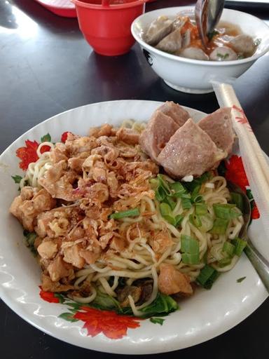 https://horego-prod-outlets-photos.s3.ap-southeast-3.amazonaws.com/horego.com/pinang/restaurant/bakso-mitra-hidup-baru-vii/review/thumbnail/AF1QipOTxoKvpsWxJ5zS07jE8eCmHT8IWtzWS2jgTH8J.jpg