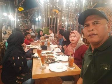 https://horego-prod-outlets-photos.s3.ap-southeast-3.amazonaws.com/horego.com/pinang/restaurant/kampung-kecil-cipondoh/review/thumbnail/af1qipm2kmy-y3gz9mfjxtaxa4cun-wwlmsn9nddye3o.jpg