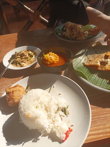 https://horego-prod-outlets-photos.s3.ap-southeast-3.amazonaws.com/horego.com/pinang/restaurant/kampung-kecil-cipondoh/review/thumbnail/af1qipm6uifly7lzihtqjufdcl-ax7zev64wpehm2pv1.jpg