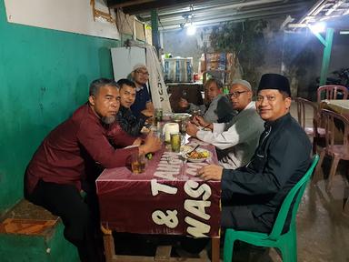 https://horego-prod-outlets-photos.s3.ap-southeast-3.amazonaws.com/horego.com/pinang/restaurant/nasi-uduk-gang-uduk/review/thumbnail/AF1QipP0bSYqA_gGVLSxLVY3nK_QYhj8L9ooIDYvT5lX.jpg