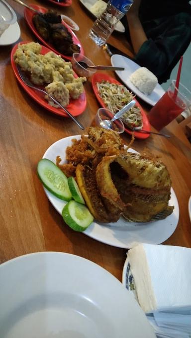 https://horego-prod-outlets-photos.s3.ap-southeast-3.amazonaws.com/horego.com/pinang/restaurant/raja-kepiting-gading-serpong/review/thumbnail/af1qipp38owo1fgtwvw45n_08zde4hfml1fpts3uv1jz.jpg