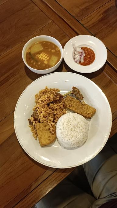 https://horego-prod-outlets-photos.s3.ap-southeast-3.amazonaws.com/horego.com/pinang/restaurant/warung-sutera/review/thumbnail/af1qipp_dmyvf16q0pjbtyvpwkucgpiauln-oeyzpllc.jpg