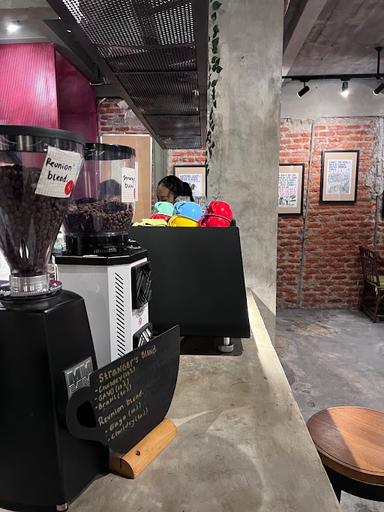 https://horego-prod-outlets-photos.s3.ap-southeast-3.amazonaws.com/horego.com/pondok-aren/cafe/strangers-reunion-coffee/review/thumbnail/af1qipmaslk-n8cu6vxxghhu9ocl5armvnp_acnga5b9.jpg