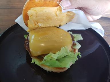 https://horego-prod-outlets-photos.s3.ap-southeast-3.amazonaws.com/horego.com/pondok-aren/restaurant/big-buster-burger/review/thumbnail/af1qipmb9ssgwj8jqpbmos0ekq0pbcfmeal4vnklnazj.jpg