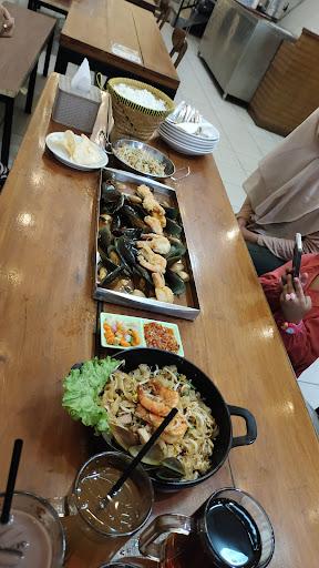 https://horego-prod-outlets-photos.s3.ap-southeast-3.amazonaws.com/horego.com/pondok-aren/restaurant/dirajaseafood/review/thumbnail/af1qipn_vj3phaublp8nwx1n4qx2irlxm4nzfjaveeam.jpg