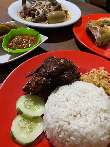 https://horego-prod-outlets-photos.s3.ap-southeast-3.amazonaws.com/horego.com/pontianak-selatan/restaurant/ayam-kremes-khas-solo/review/thumbnail/af1qippeyxwvjf4d77cr6hoqqwi1jztmzvgzshph1l6h.jpg