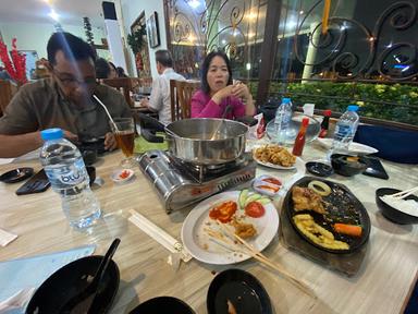 https://horego-prod-outlets-photos.s3.ap-southeast-3.amazonaws.com/horego.com/pontianak-tenggara/restaurant/rm-sari-bento/review/thumbnail/af1qipm5wd-vtvcfzoln-zuyizkiidkfi9werb_rayds.jpg