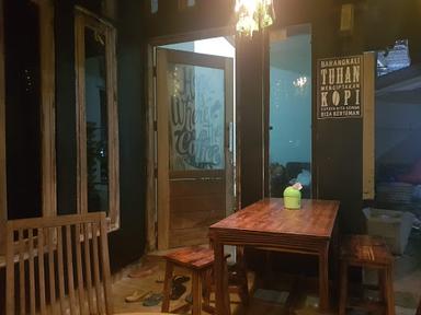 https://horego-prod-outlets-photos.s3.ap-southeast-3.amazonaws.com/horego.com/pringapus/coffee-shop/kedai-kopi-bns/review/thumbnail/af1qipogr0xksjvyynlfctpuv5jvh9d6ducwqbhvdat0.jpg