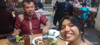 https://horego-prod-outlets-photos.s3.ap-southeast-3.amazonaws.com/horego.com/pulo-gadung/bar/warung-tekko-rawamangun/review/thumbnail/af1qippmxg9bev8pqb9z7vslpcvvswm8lroqw8ztbb7l.jpg