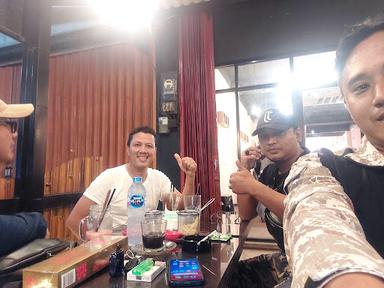 https://horego-prod-outlets-photos.s3.ap-southeast-3.amazonaws.com/horego.com/pulo-gadung/cafe/brew-n-sis-coffee-eatery/review/thumbnail/af1qippmyiy7ocldme-8vi4-enr0omdhdna2w_mrmlhy.jpg