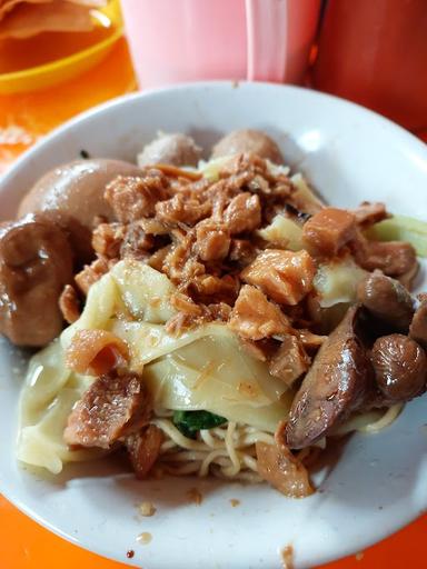https://horego-prod-outlets-photos.s3.ap-southeast-3.amazonaws.com/horego.com/pulo-gadung/chinese-restaurant/mie-ayam-cak-kandar/review/thumbnail/af1qipmdeyi3uv6inhiyfkzafow2wy5oxypweo34lys8.jpg