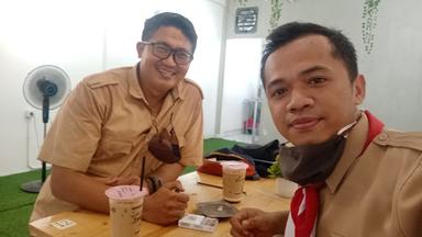 https://horego-prod-outlets-photos.s3.ap-southeast-3.amazonaws.com/horego.com/pulo-gadung/coffee-shop/kopi-lain-hati-rawamangun/review/thumbnail/AF1QipNypIdrCmmHPS3jfO-x-V5glPl0oYxkhutRQbOs.jpg