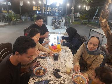 https://horego-prod-outlets-photos.s3.ap-southeast-3.amazonaws.com/horego.com/pulo-gadung/restaurant/alun-alun-oak-food-station/review/thumbnail/af1qipoobnl1lixdhygilmuspktbpohkoyz4g0p1pfbu.jpg