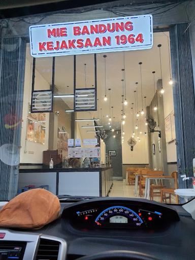 https://horego-prod-outlets-photos.s3.ap-southeast-3.amazonaws.com/horego.com/pulo-gadung/restaurant/mie-bandung-kejaksaan-1964-rawamangun/review/thumbnail/af1qipov-utcngongcy-nlaexujidzdgein_b7tsvd9d.jpg