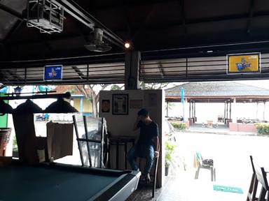 https://horego-prod-outlets-photos.s3.ap-southeast-3.amazonaws.com/horego.com/sagulung/bar/shenanigans-bar-grill/review/thumbnail/af1qippkm5lknnvdxi-zhainkl1gn2h_ksewqb_hm2vf.jpg