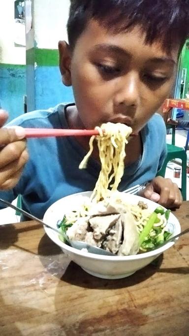 https://horego-prod-outlets-photos.s3.ap-southeast-3.amazonaws.com/horego.com/salam/restaurant/bakso-mangun/review/thumbnail/af1qipmpht9ucfwcowkbgac_e4lzb-nscd5qzv7ch6sv.jpg