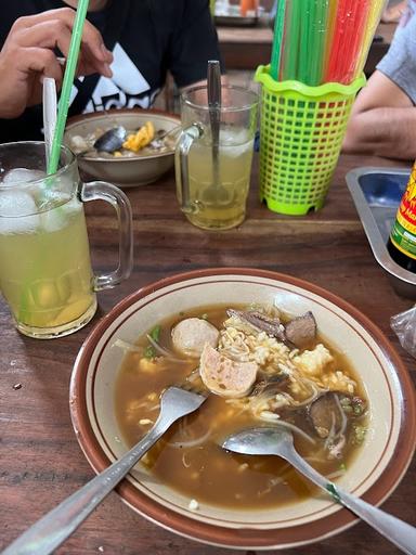 https://horego-prod-outlets-photos.s3.ap-southeast-3.amazonaws.com/horego.com/salam/restaurant/soto-bakso-pak-tejo/review/thumbnail/af1qipmu1iby0c3wwxajuh_urbvokiitvxmeedbrf290.jpg