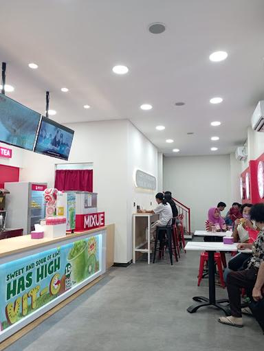 https://horego-prod-outlets-photos.s3.ap-southeast-3.amazonaws.com/horego.com/sawahan/cafe/mixue-ice-cream-tea-kedungdoro-2255/review/thumbnail/af1qipmlpjiv2ju2r5rwidqtnknxkfchfgsqnaveq2ck.jpg