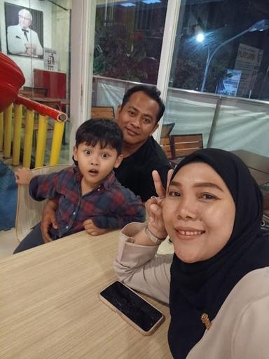 https://horego-prod-outlets-photos.s3.ap-southeast-3.amazonaws.com/horego.com/seberang-ulu-i/restaurant/kfc-plaju-palembang/review/thumbnail/af1qippr0q23eujzrssxuhuysdnwk1riwqrrvvuaicrv.jpg