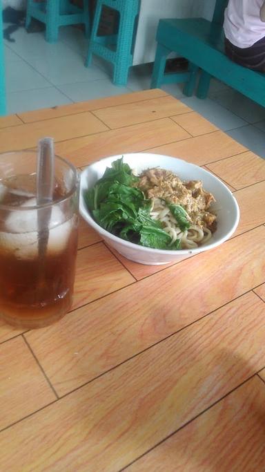 https://horego-prod-outlets-photos.s3.ap-southeast-3.amazonaws.com/horego.com/secang/restaurant/bakso-mie-ayam-favorit/review/thumbnail/af1qipndwrv5r1debudoep_rlunh23zemcsjz0cdnjqs.jpg