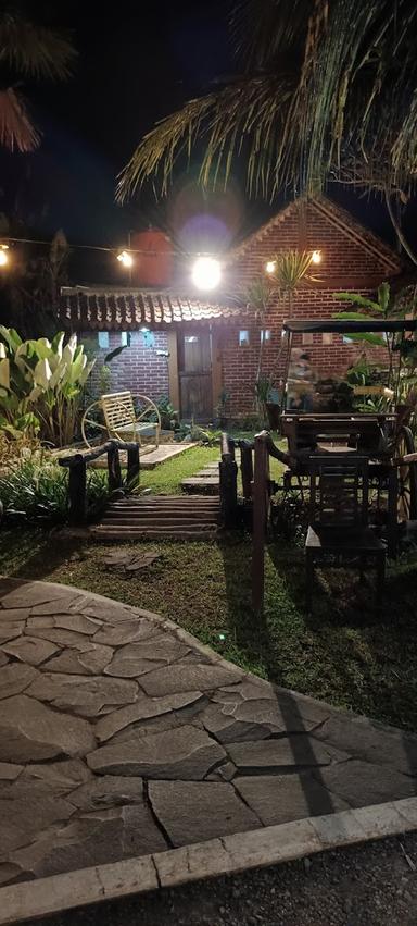 https://horego-prod-outlets-photos.s3.ap-southeast-3.amazonaws.com/horego.com/secang/restaurant/lombok-sawah-resto/review/thumbnail/af1qipot_2tdiqbrlgpeavqgm_faf_tzpmp9zcv-vt4z.jpg