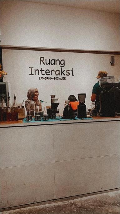 https://horego-prod-outlets-photos.s3.ap-southeast-3.amazonaws.com/horego.com/semarang-barat/cafe/ruang-interaksi/review/thumbnail/af1qipm1fm7s_7_s5ywpx7dpsbpwnx0jnacvt6pr5rkp.jpg