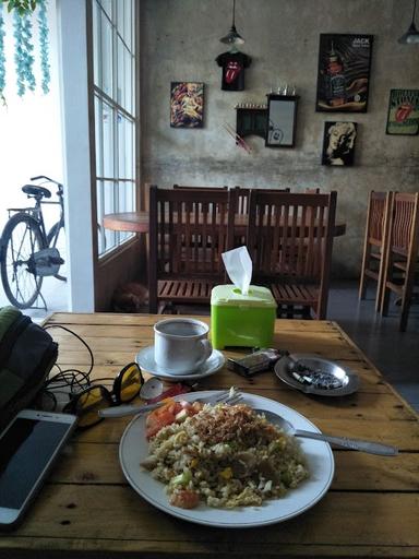 https://horego-prod-outlets-photos.s3.ap-southeast-3.amazonaws.com/horego.com/semarang-selatan/cafe/habitat-cafe/review/thumbnail/af1qipobnzd67ey8jfpjao5f58wks3pfw0iao5yivsar.jpg