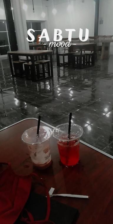 https://horego-prod-outlets-photos.s3.ap-southeast-3.amazonaws.com/horego.com/semarang-selatan/cafe/sade-kopi/review/thumbnail/af1qipp5frmlrlp4z1i6ud4gznfpdzx9jw9wlf9ygwrw.jpg