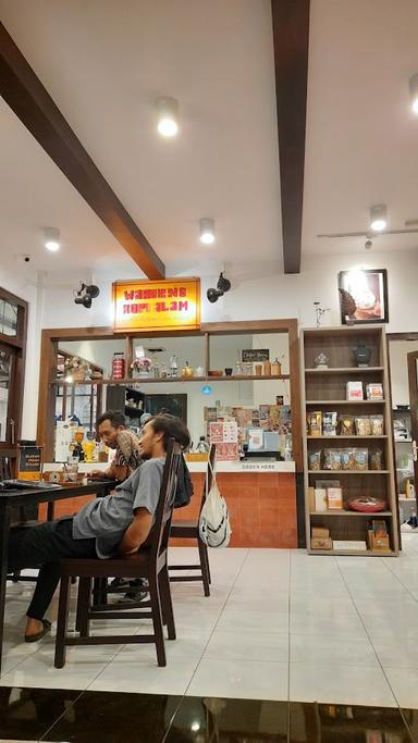 https://horego-prod-outlets-photos.s3.ap-southeast-3.amazonaws.com/horego.com/semarang-selatan/cafe/waroeng-kopi-alam/review/thumbnail/af1qipmuewmzqkpgmxsxanyqj-urt7npvdz145axyaid.jpg