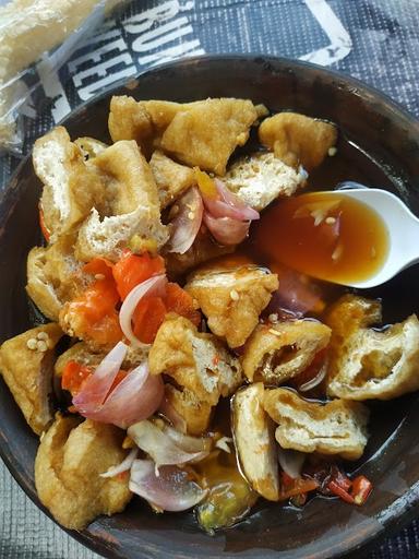 https://horego-prod-outlets-photos.s3.ap-southeast-3.amazonaws.com/horego.com/semarang-selatan/restaurant/tahu-gejrot-pak-harto/review/thumbnail/af1qipoo8tfuvnyo0qqphdgzqfiwlvhm4y2cpn-hatlv.jpg